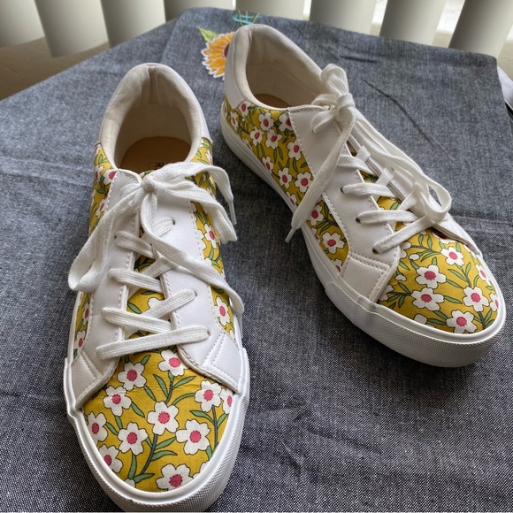 RESTRICTED White Floral Print Canvas Lace Sneakers Size 9.5 - Picture 15 of 15